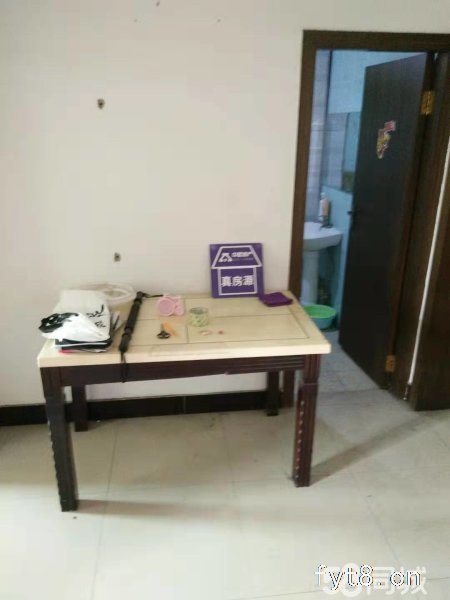 市政府旁边,简装修小三室,有产证,满五年唯一,可以按揭